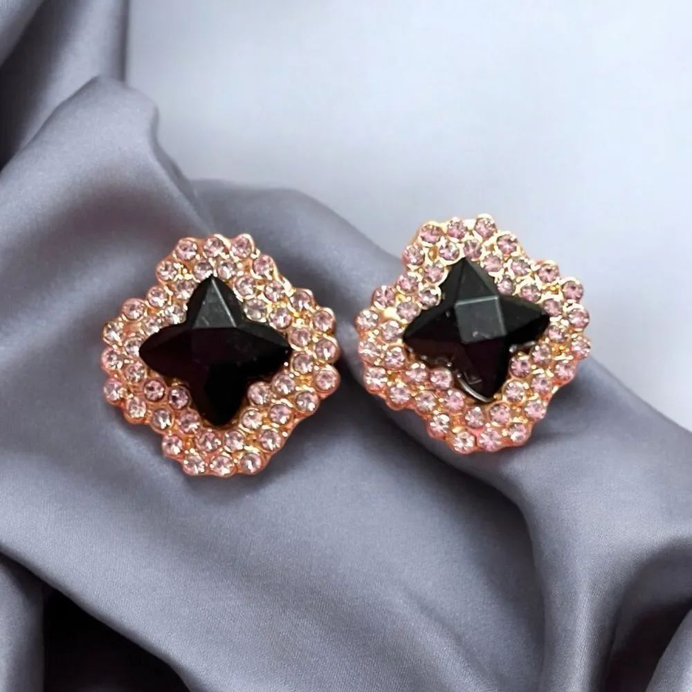 ๐2/$30๐ Elegant Black White Crystal CloverโGold Tone Stud Earrings